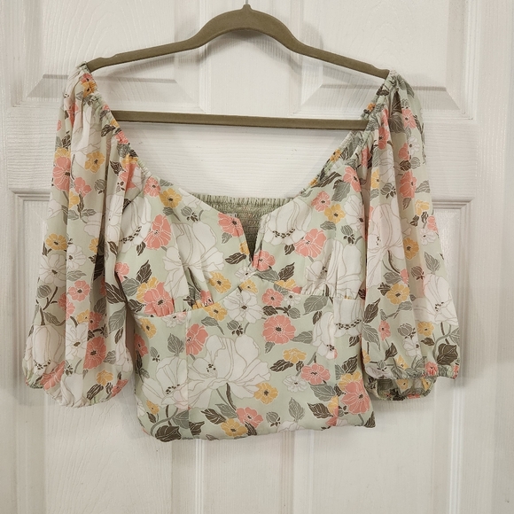 Abercrombie & Fitch Floral Crop Top in Cream and Pink - Picture 3 of 13